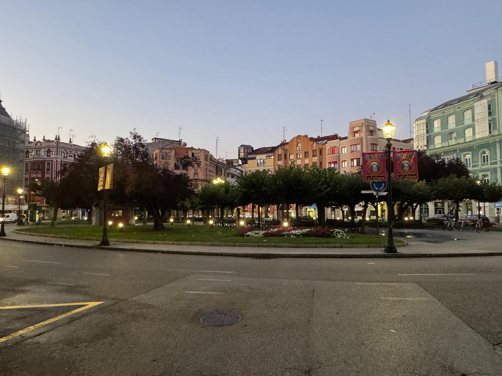 Plazuela de San Miguel vacía con las farolas encendidas