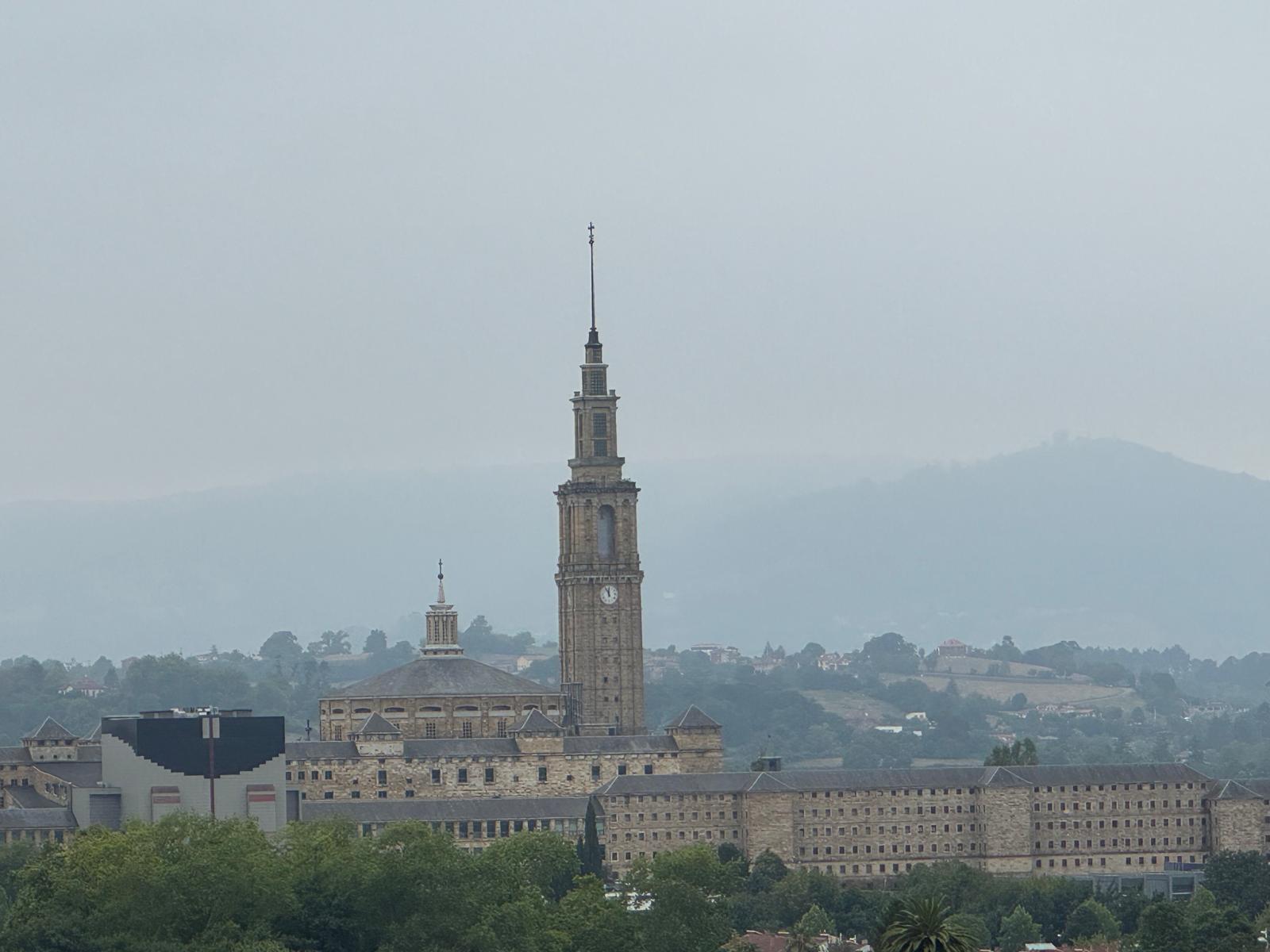 La Laboral de Gijón recortada entre la bruma