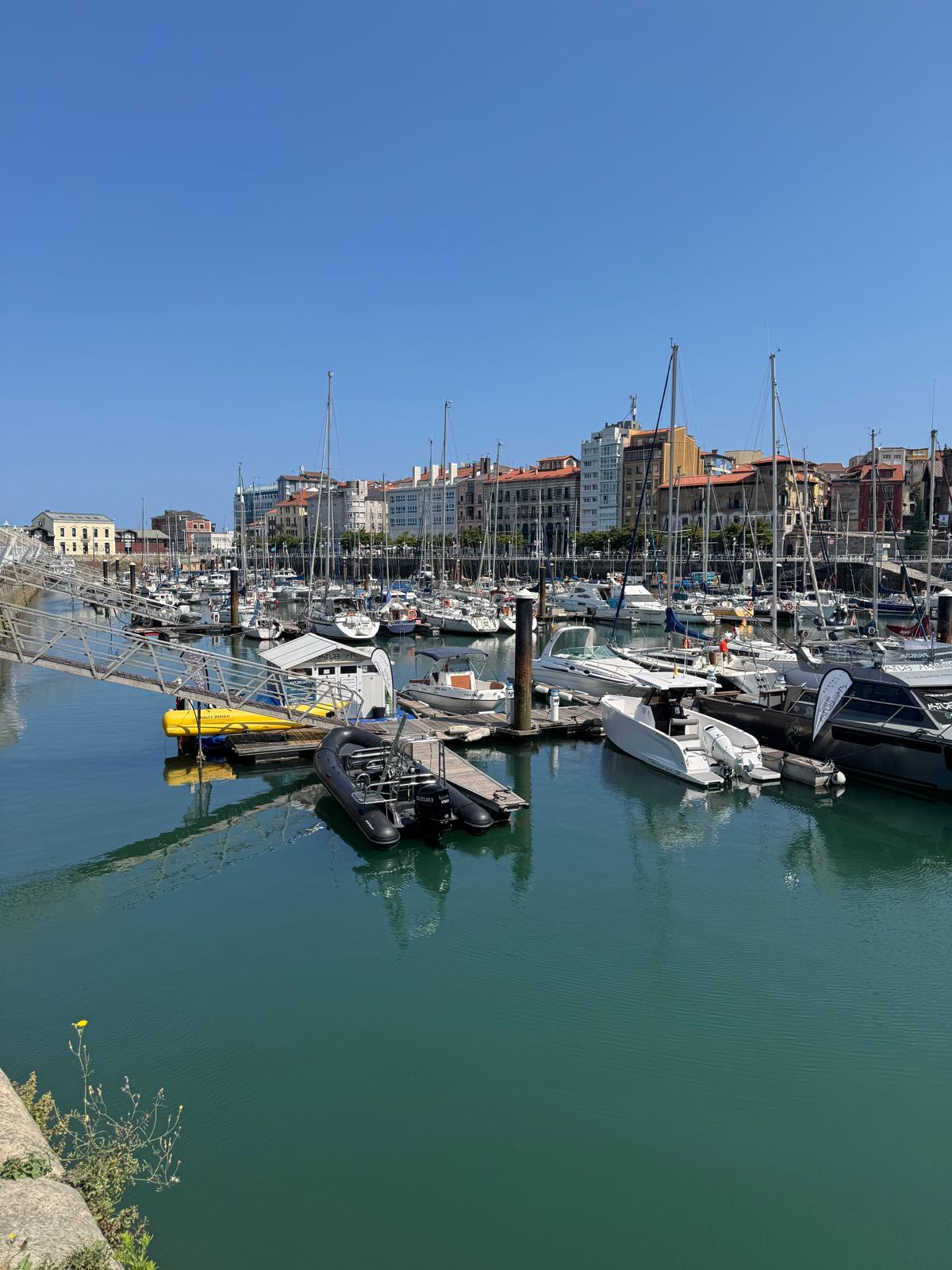 Puerto deportivo de Gijón con las embarcaciones amarradas