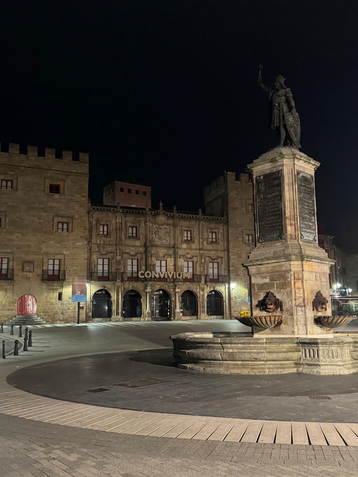 Plaza del Marqués con la estatua de Pelayo y el palacio de Revillagigedo de noche