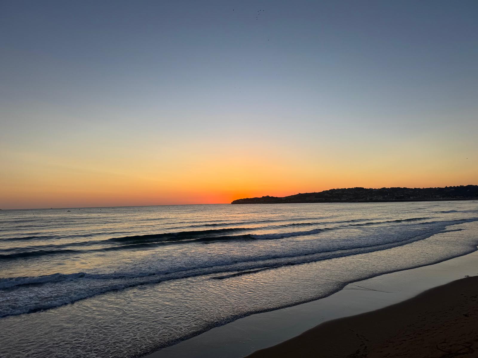 Primeras luces del día sobre la playa de San Lorenzo