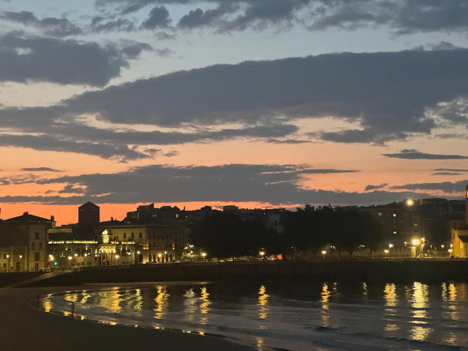 Cimavilla y la iglesia de San Pedro iluminadas bajo un cielo de amanecer